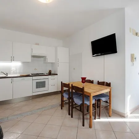 Trilocale San Nazario アパート ヴァラッツェ